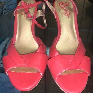Seychelles woman size 7 heels Red color in great shape. Open toe with cork heel